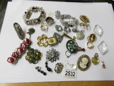 A mixed lot of costume jewellery.