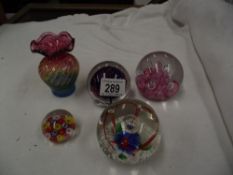 4 glass paperweights including Wedgwood & Caithness & a small coloured glass vase