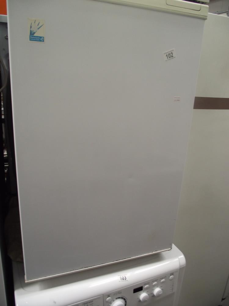An undercounter fridge (no plug)