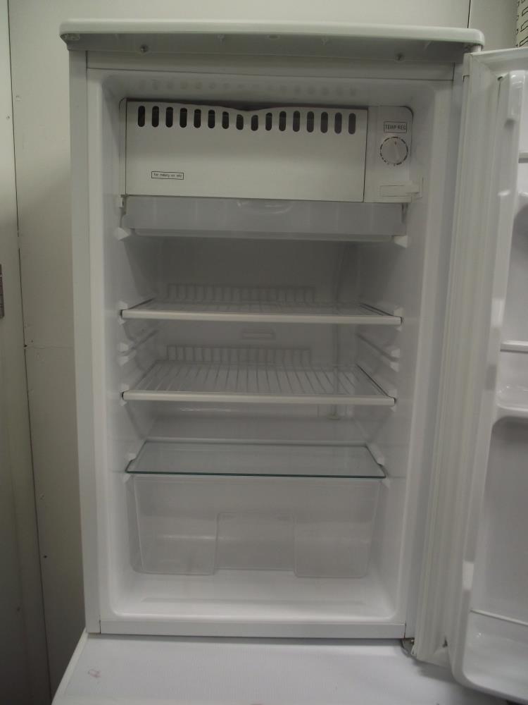 A Frigidaire fridge - Image 3 of 3