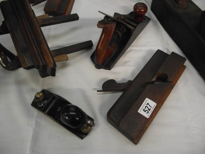 A quantity of vintage wood working planes. - Image 2 of 5