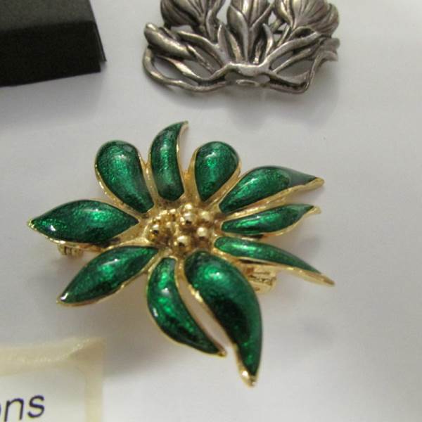 4 brooches, 3 pairs of earrings and a ring. - Image 5 of 6