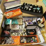 A large quantity of various rings, brooches etc.