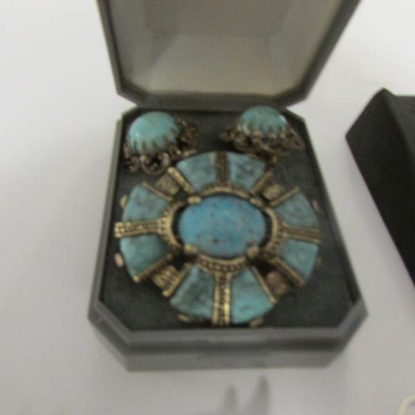 4 brooches, 3 pairs of earrings and a ring. - Image 2 of 6