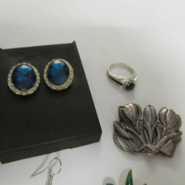 4 brooches, 3 pairs of earrings and a ring. - Image 3 of 6