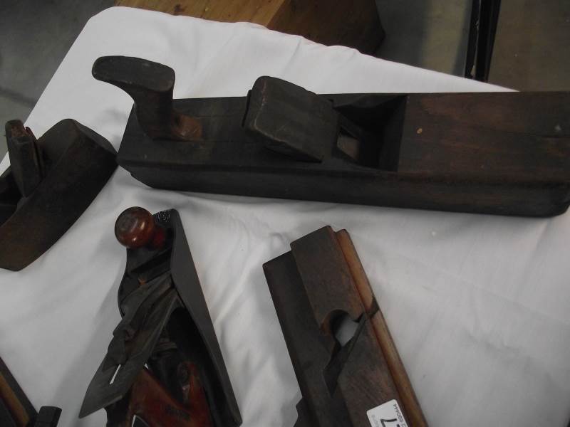 A quantity of vintage wood working planes. - Image 4 of 5