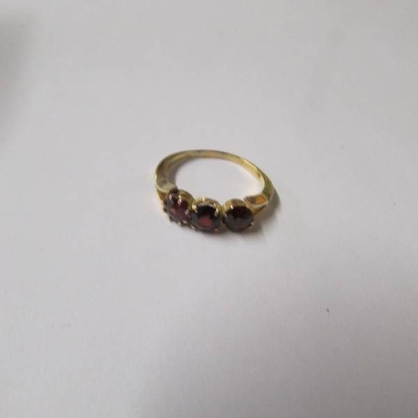 A vintage 3 stone garnet ring set in 18ct gold, size M. - Image 2 of 2