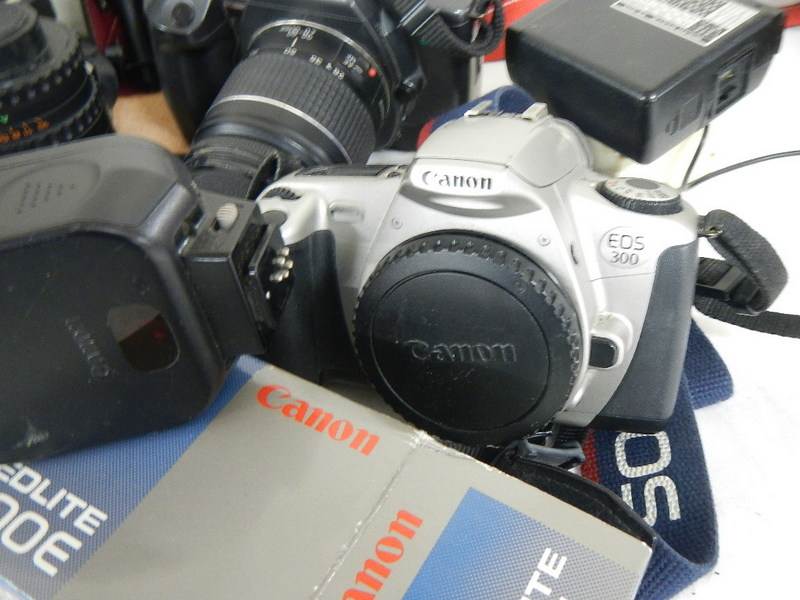 A mixed lot of camera's, lenses and accessories including Canon EOS 600, Yashica TL Electro etc. - Image 10 of 14