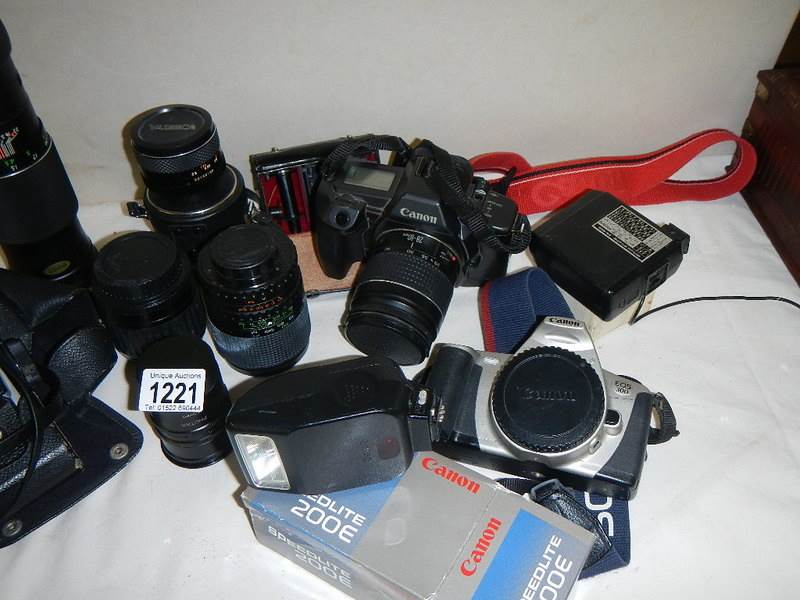 A mixed lot of camera's, lenses and accessories including Canon EOS 600, Yashica TL Electro etc. - Image 3 of 14