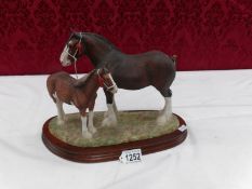 A Border fine arts Best in show Mare and Foal, B0404. (tail decoration on mare is partly missing).