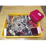 A tray of assorted costume jewellery