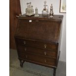 An oak bureau (no key)