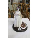 A Royal Worcester figurine 'Queen Elizabeth II', 1803/4500.