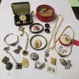 A quantity of vintage jewellery including silver, Monet, marcasite etc., approximately 25 items.