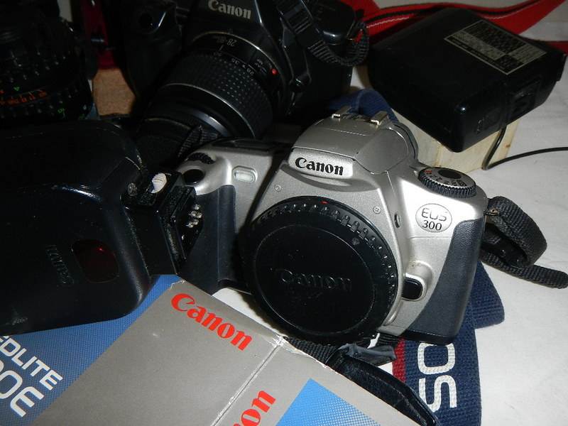 A mixed lot of camera's, lenses and accessories including Canon EOS 600, Yashica TL Electro etc. - Image 11 of 14