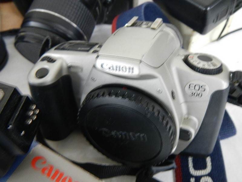 A mixed lot of camera's, lenses and accessories including Canon EOS 600, Yashica TL Electro etc. - Image 9 of 14