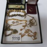 A mixed lot of yellow metal jewellery.