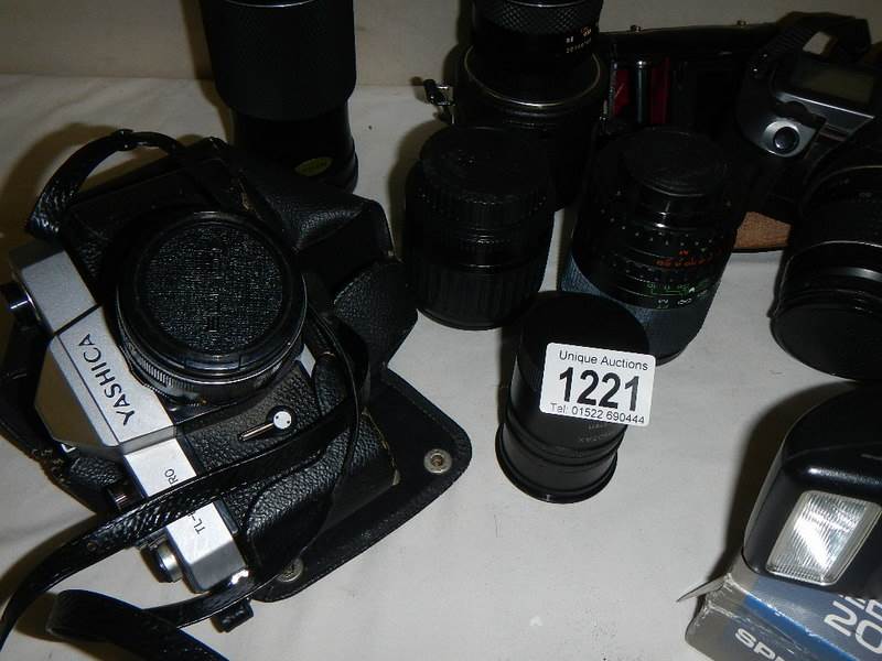 A mixed lot of camera's, lenses and accessories including Canon EOS 600, Yashica TL Electro etc. - Image 2 of 14