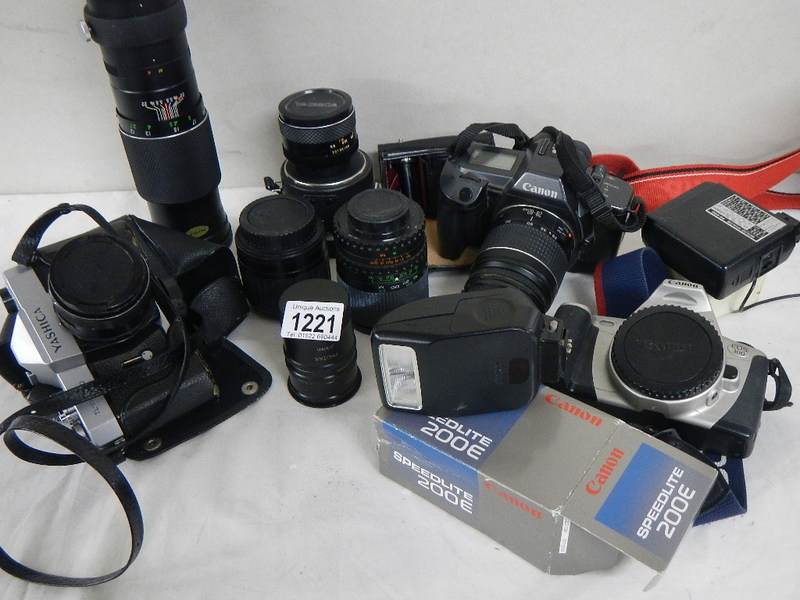 A mixed lot of camera's, lenses and accessories including Canon EOS 600, Yashica TL Electro etc. - Image 4 of 14