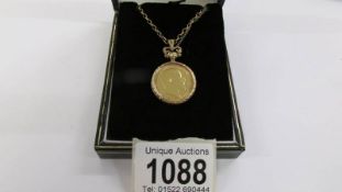 A 1920 gold sovereign in a 9ct gold mount on a 9ct gold chain with safety chain, total weight 19.