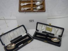 A cased set of 6 Georgian silver spoons and 2 single cased spoons.