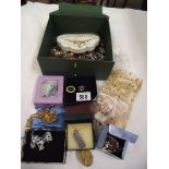 A mixed lot of costume jewellery.