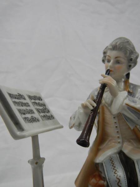 An excellent pair of Dresden mid 20th century figures of musicians, 7 cm tall. - Image 5 of 6