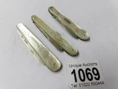 3 silver and mother of pearl pocket knives, Birmingham 1883/1896 and Sheffield 1884.