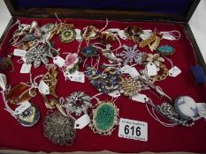 Approximately 30 assorted brooches.