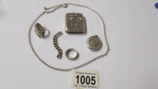 A silver vesta (24 grams), 2 silver rings (11 grams) a white metal locket on a chain.