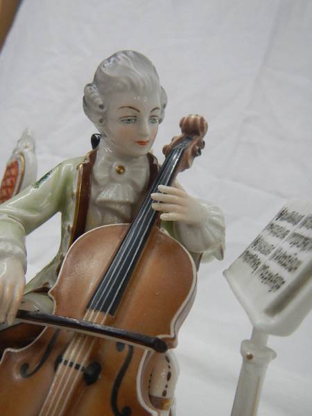 An excellent pair of Dresden mid 20th century figures of musicians, 7 cm tall. - Image 4 of 6