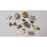 A mixed lot of vintage brooches including Wedgwood, silver and other items of jewellery.