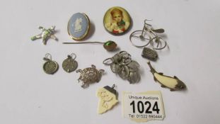 A mixed lot of vintage brooches including Wedgwood, silver and other items of jewellery.