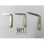 3 silver and mother of pearl pocket knives, Sheffield 1834/1890/1904.