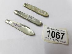 3 silver and mother of pearl pocket knives, Sheffield 1878/1891 and Birmingham 1899.