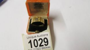 An 18ct gold engraved ring set diamond, 6.8 grams, size P.