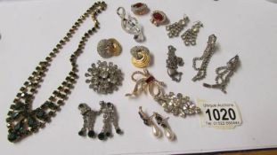 A mixed lot of old jewellery, earrings, brooches etc.