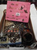 A mixed lot of costume jewellery, rings, brooches etc.