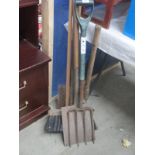 A quantity of garden tools,