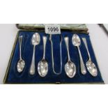 A case containing 5 silver teaspoons (65 grams),