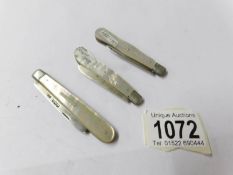3 silver and mother of pearl pocket knives, Sheffield 1889/1893/1898.