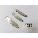 3 silver and mother of pearl pocket knives, Sheffield 1889/1893/1898.