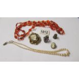 A mixed lot of jewellery including cameo brooch, pearls etc.