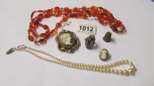 A mixed lot of jewellery including cameo brooch, pearls etc.