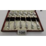 A cased set of 6 silver teaspoons (approximately 120 grams).