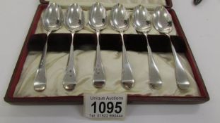 A cased set of 6 silver teaspoons (approximately 120 grams).