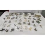 A good collection of military badges and buttons (in excess of 40 badges).