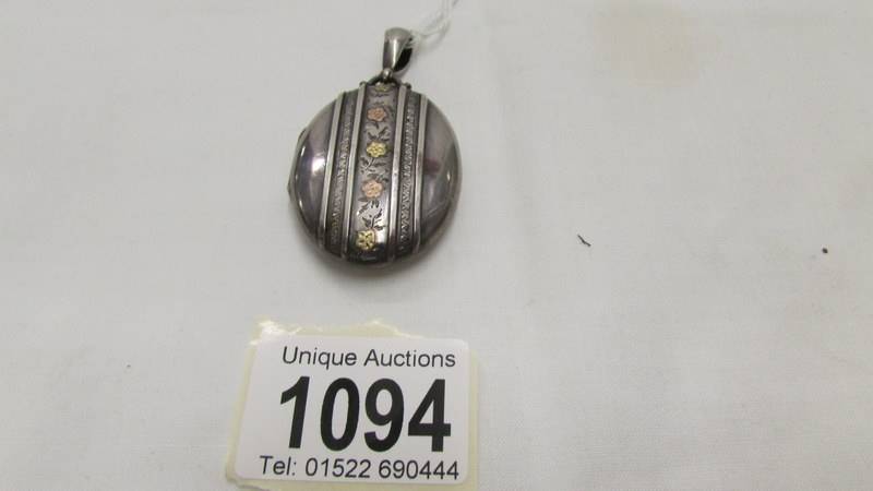 A decorative silver locket, 18 grams.