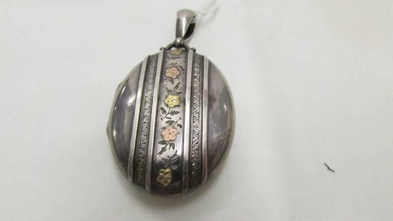 A decorative silver locket, 18 grams. - Image 2 of 3
