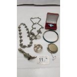 A quantity of old jewellery including some silver.